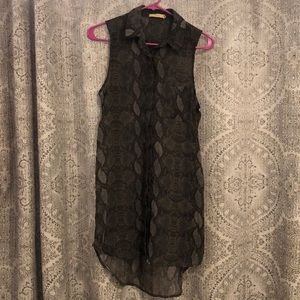 ✨3/$20✨Snake skin 🐍 print tunic length blouse 👚